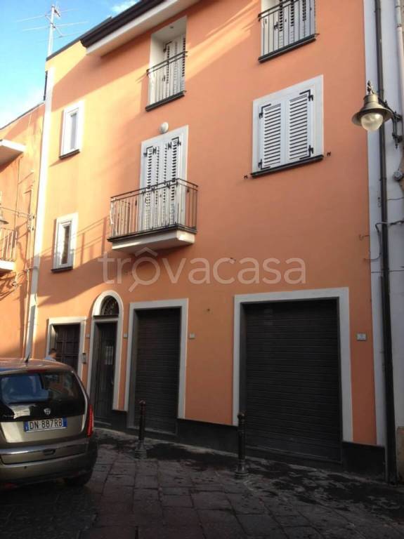 locale commerciale in vendita a Mondragone