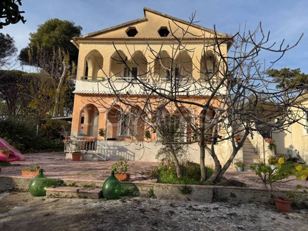 casa indipendente in vendita a Mondragone