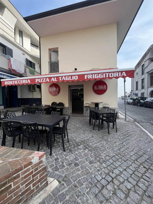 negozio in vendita a Mondragone