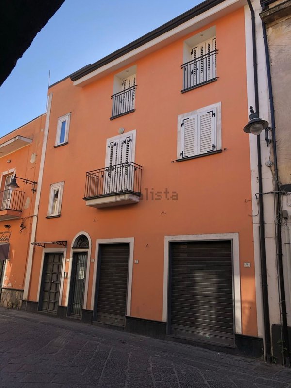 locale commerciale in vendita a Mondragone