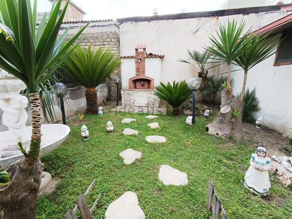 casa indipendente in vendita a Mondragone