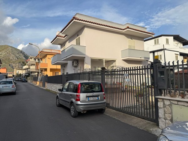 casa indipendente in vendita a Mondragone