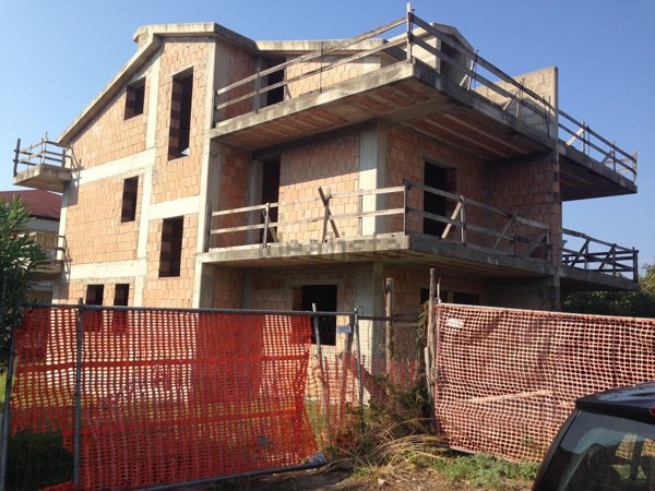 casa indipendente in vendita a Mondragone