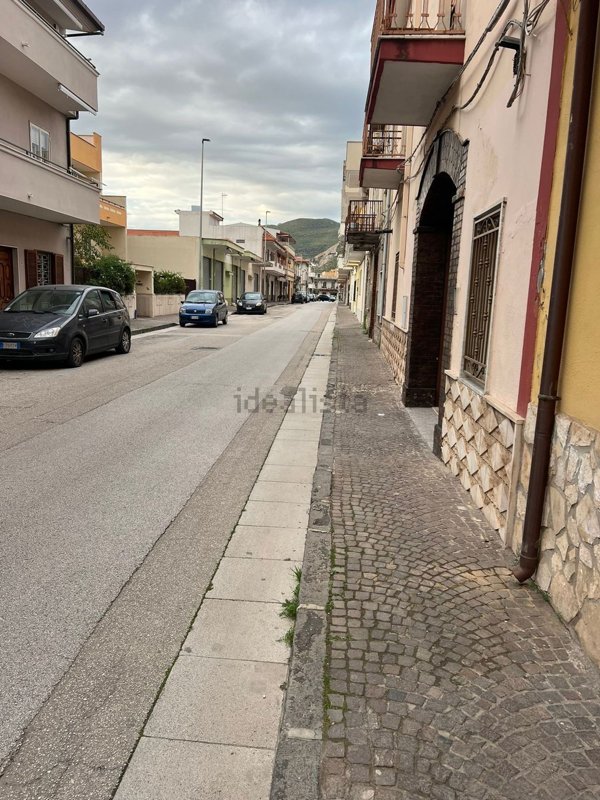 locale commerciale in vendita a Mondragone