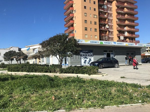 locale commerciale in vendita a Mondragone