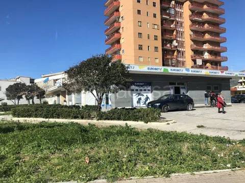 negozio in vendita a Mondragone