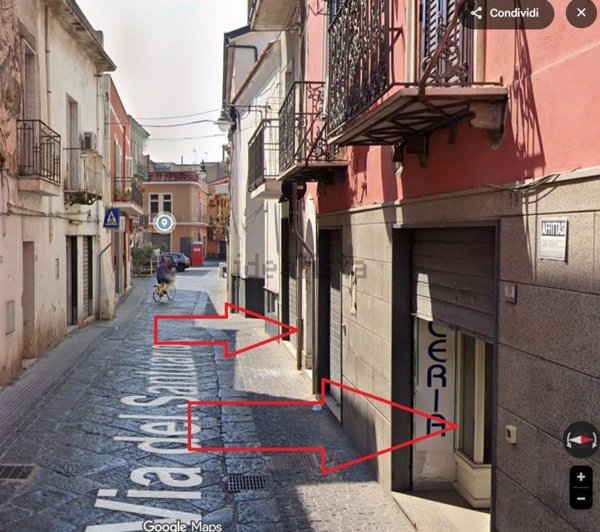 locale commerciale in vendita a Mondragone