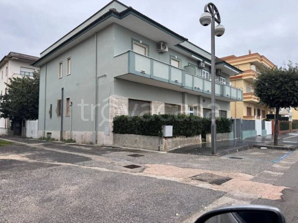 negozio in vendita a Mondragone
