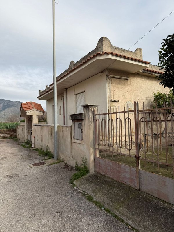 casa indipendente in vendita a Mondragone