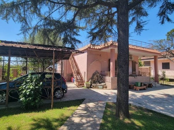 casa indipendente in vendita a Mondragone in zona Levagnole