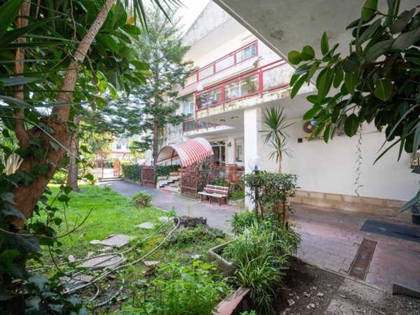 negozio in vendita a Mondragone