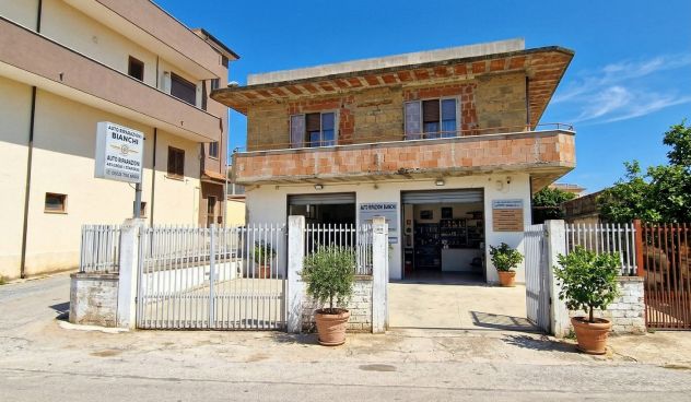 locale commerciale in vendita a Mondragone