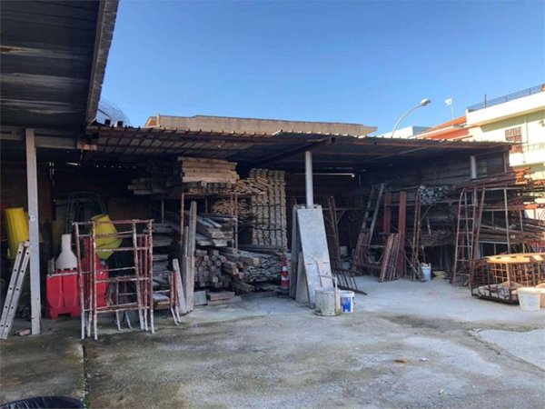 locale commerciale in vendita a Mondragone