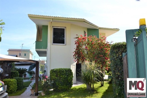 casa indipendente in vendita a Mondragone