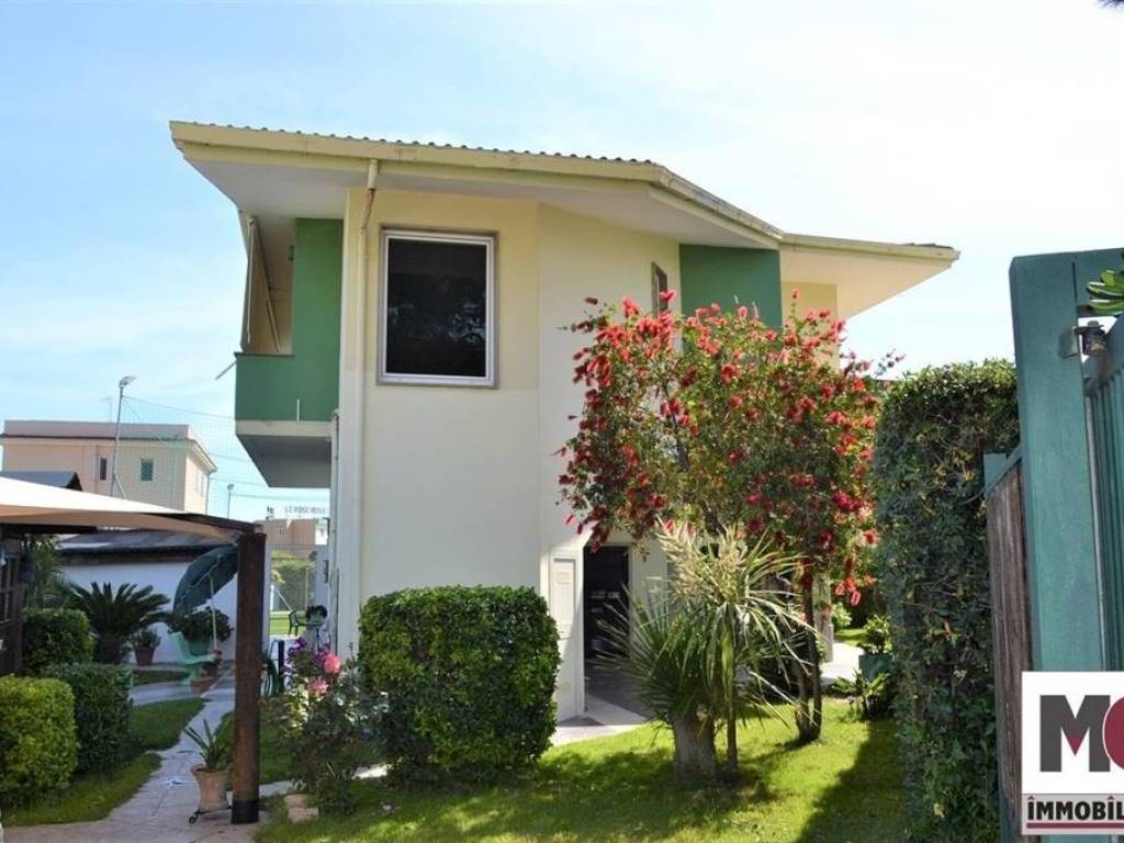 casa indipendente in vendita a Mondragone