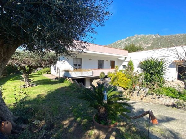 casa indipendente in vendita a Mondragone