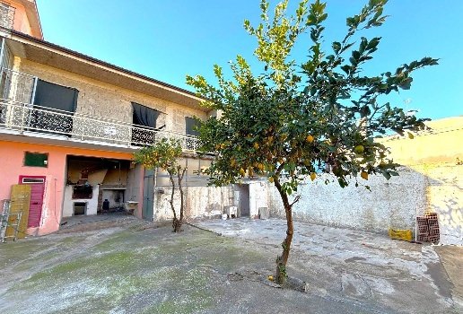 casa indipendente in vendita a Mondragone