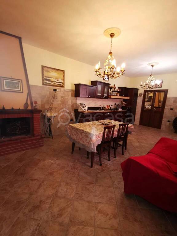 casa indipendente in vendita a Mondragone