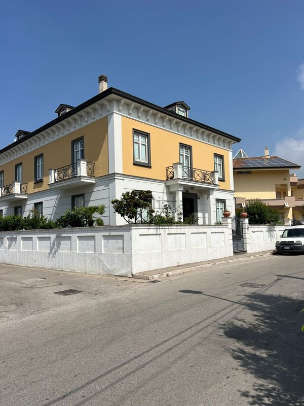 casa indipendente in vendita a Mondragone