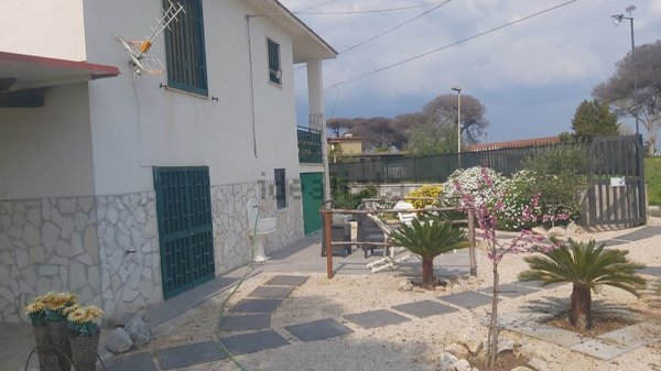 casa indipendente in vendita a Mondragone