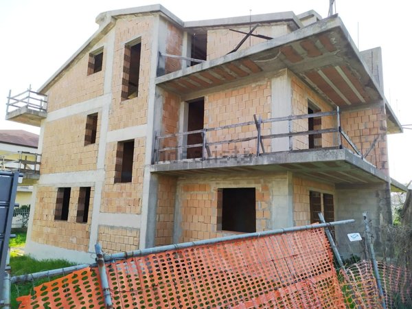 casa indipendente in vendita a Mondragone