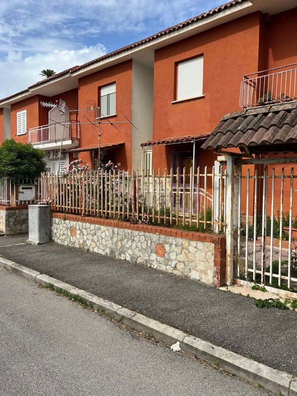 casa indipendente in vendita a Mondragone