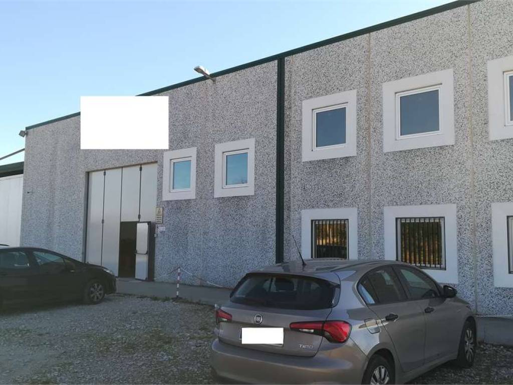 locale commerciale in vendita a Mondragone