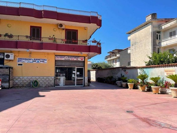 negozio in vendita a Mondragone