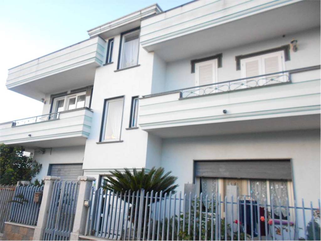casa indipendente in vendita a Mondragone