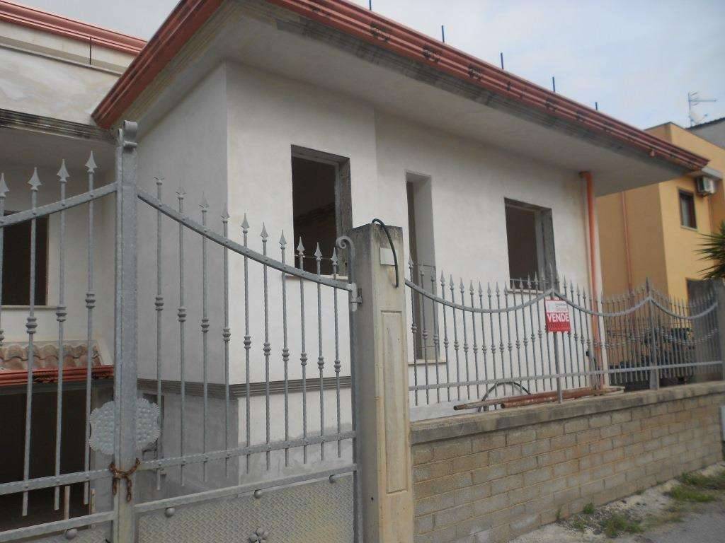 casa indipendente in vendita a Mondragone