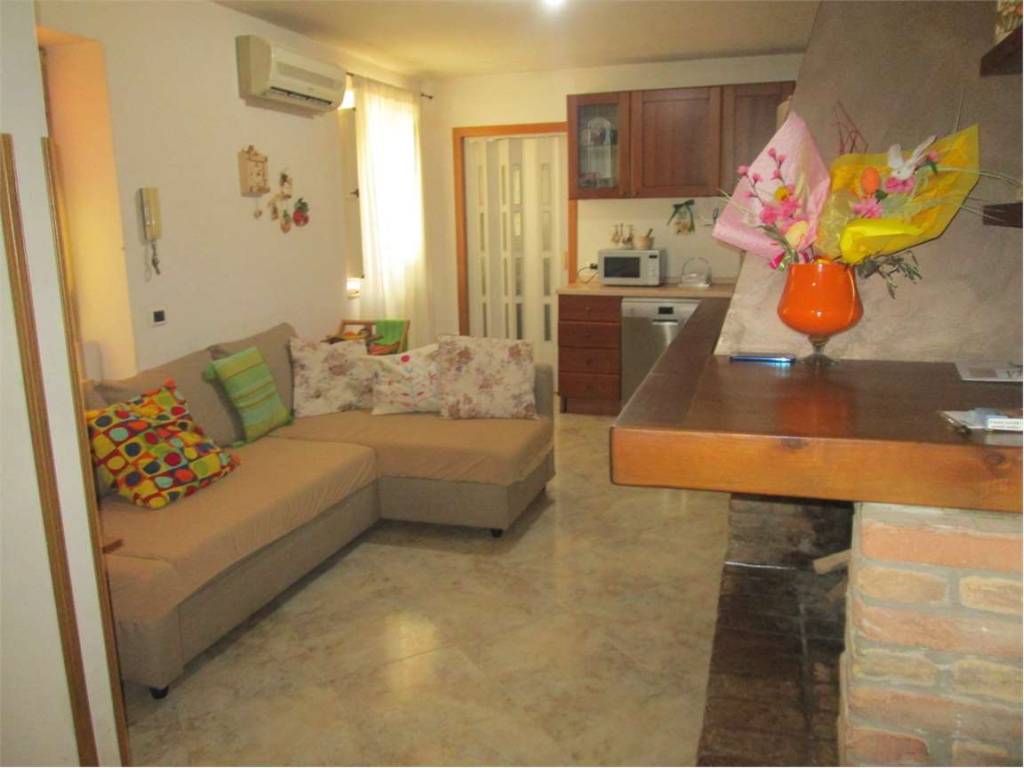 casa indipendente in vendita a Mondragone