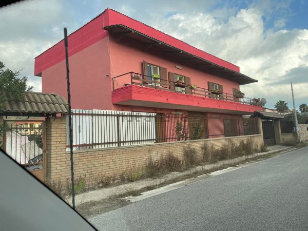 casa indipendente in vendita a Mondragone
