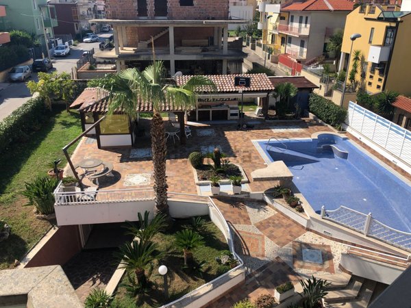 casa indipendente in vendita a Mondragone