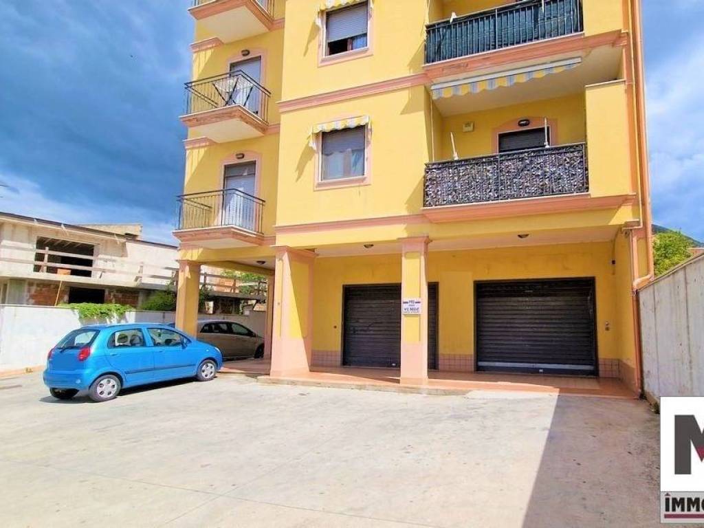 negozio in vendita a Mondragone