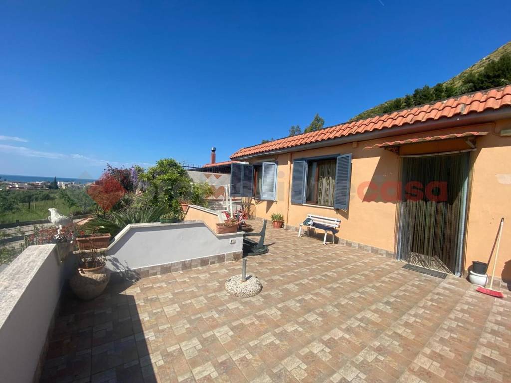 casa indipendente in vendita a Mondragone in zona Levagnole