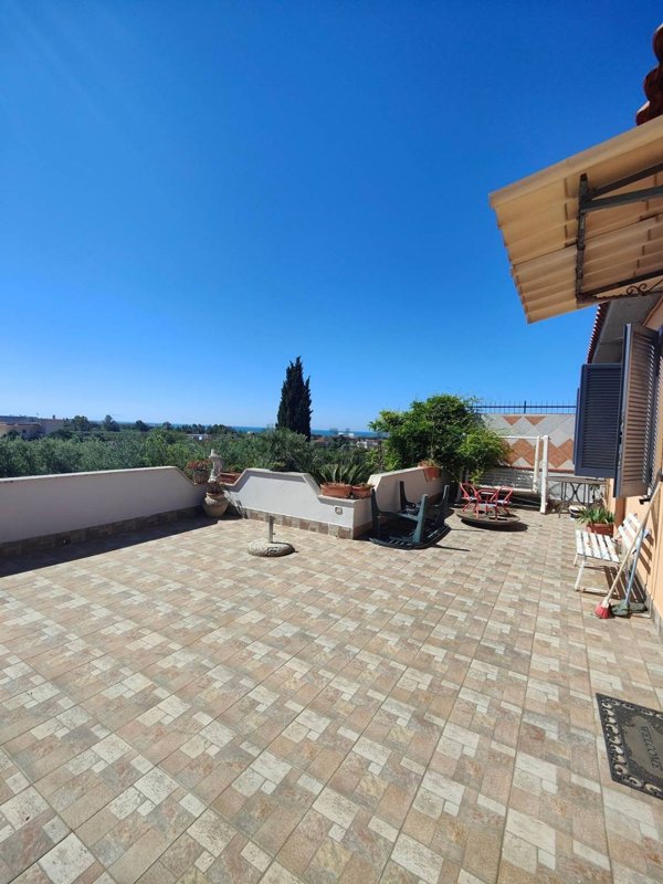 casa indipendente in vendita a Mondragone in zona Levagnole