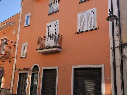 intera palazzina in vendita a Mondragone