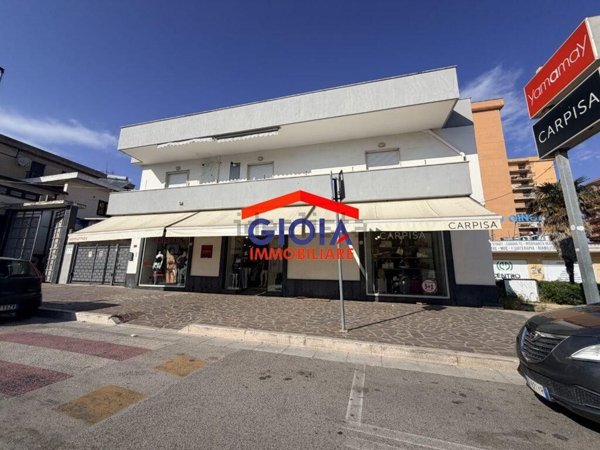 locale commerciale in vendita a Mondragone