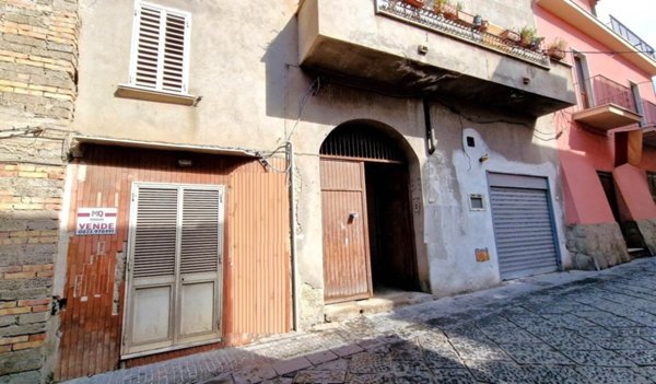 locale commerciale in vendita a Mondragone