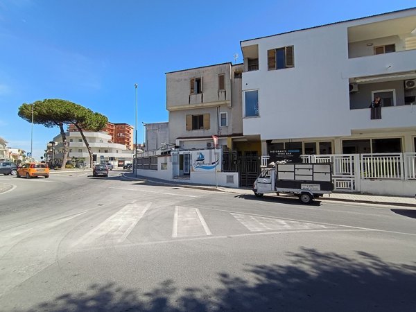 locale commerciale in vendita a Mondragone