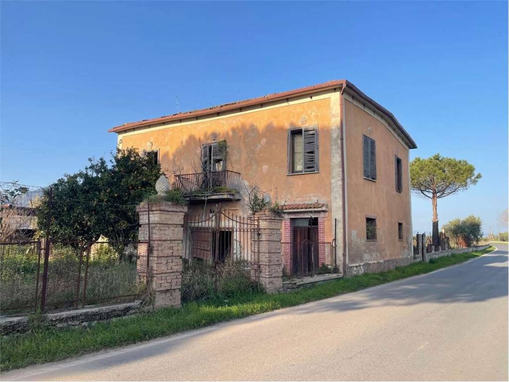 casa indipendente in vendita a Mondragone