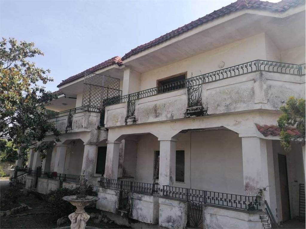 intera palazzina in vendita a Mondragone in zona Pescopagano
