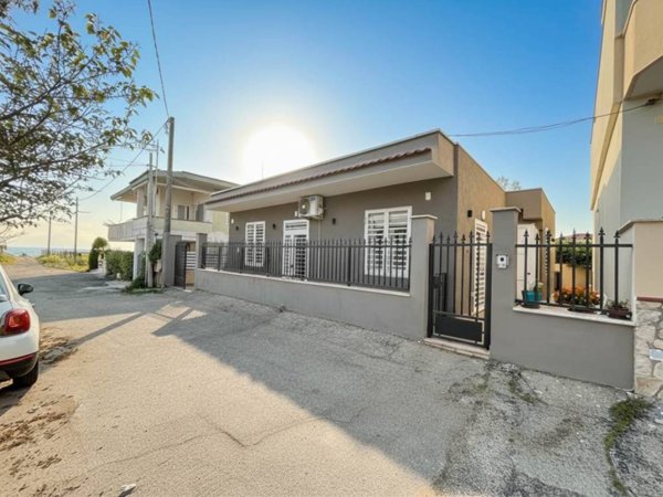 casa indipendente in vendita a Mondragone