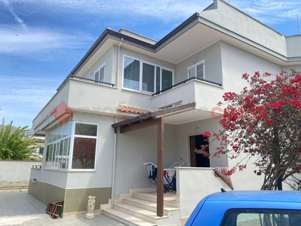casa indipendente in vendita a Mondragone