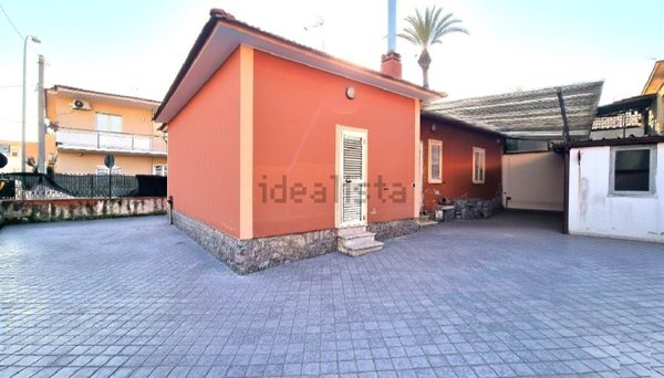 casa indipendente in vendita a Mondragone