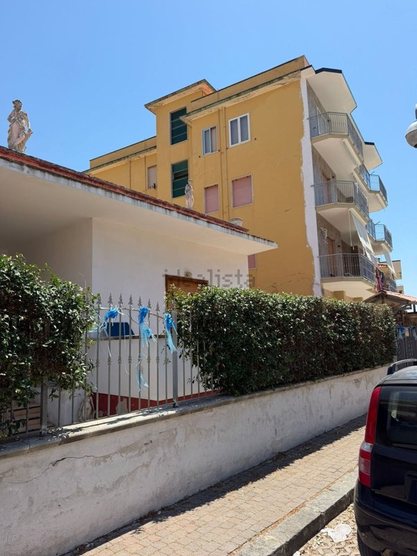 casa indipendente in vendita a Mondragone in zona Levagnole
