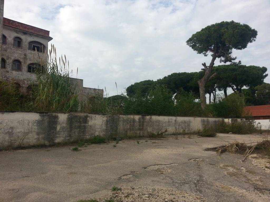 intera palazzina in vendita a Mondragone in zona Pescopagano