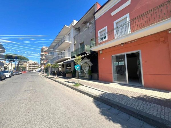 locale commerciale in vendita a Mondragone