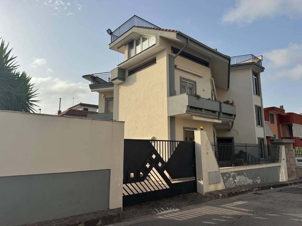 casa indipendente in vendita a Mondragone