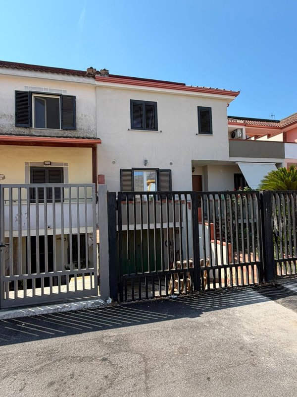 casa indipendente in vendita a Mondragone